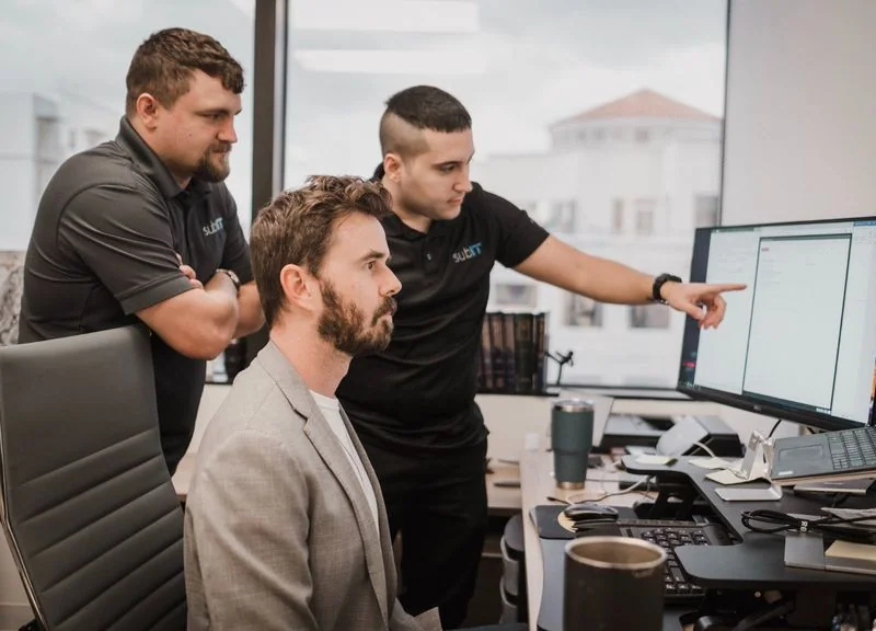 SubIT guiding employee through IT issue